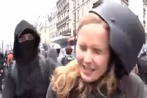 Tác nghiệp giữa đám đông biểu tình, nữ phóng viên bị đánh lật mũ