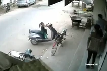 Nghịch xe tay ga, bé gái suýt gặp nạn