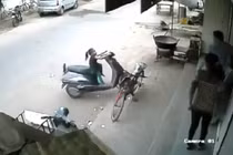 Nghịch xe tay ga, bé gái suýt gặp nạn