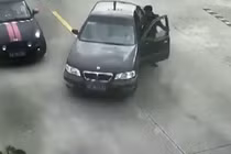 Quên kéo phanh, tài xế và ô tô cùng rơi xuống sông