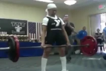 Choáng với cụ bà gần 80 nâng tạ nặng và chống đẩy 1 ngón tay