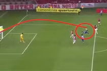 Bàn thắng “xe đạp chổng ngược” đẹp khó tin