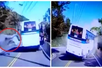 Kinh hoàng cảnh xe tải đâm vào xe buýt