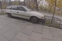 Tài xế đỗ xe siêu đẳng gây choáng váng