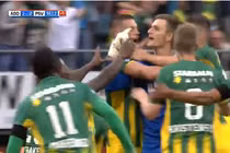 Thủ môn ghi bàn thắng khó tin trong lịch sử bóng đá