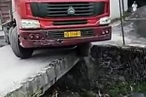 Không phải ai cũng qua cầu tài tình như tài xế container này