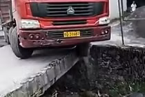 Không phải ai cũng qua cầu tài tình như tài xế container này