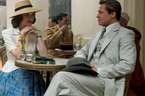 Video: Cảnh hôn say đắm của Brad Pitt và “tình mới“