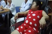 Video: Mắc bệnh lạ, bé gái tăng cân liên tục