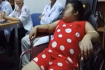 Video: Mắc bệnh lạ, bé gái tăng cân liên tục