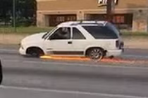 Mất 2 bánh, ô tô vẫn chạy băng băng trên đường