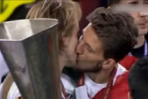 Những nụ hôn đồng giới đắm đuối của các cầu thủ