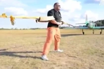 Người đàn ông khỏe nhất thế giới đọ sức với hai máy bay