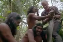 Tay không bắt sống trăn Anaconda khổng lồ hung dữ