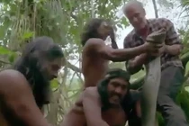 Tay không bắt sống trăn Anaconda khổng lồ hung dữ