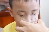 Cách sơ cứu khi trẻ bị ngộ độc thuốc hoặc hóa chất