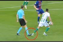 Những tình huống hài hước giữa trọng tài và cầu thủ