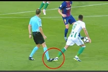 Những tình huống hài hước giữa trọng tài và cầu thủ