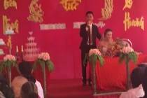 Sốt clip chú rể hát bài “độc” tặng cô dâu ngày cưới