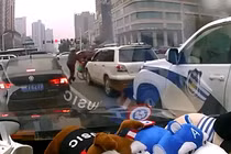 Cảm động tài xế bỏ xe giúp người khuyết tật