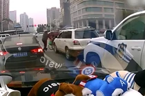 Cảm động tài xế bỏ xe giúp người khuyết tật