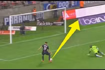 Những tình huống bỏ lỡ đáng tiếc trong bóng đá