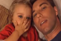 Phản ứng siêu đáng yêu của bé sau khi bố cạo râu