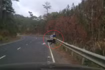 Cặp đôi suýt mất mạng vì vượt ẩu trên đường đèo