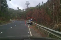 Cặp đôi suýt mất mạng vì vượt ẩu trên đường đèo