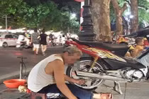 Chiêu “chém đẹp” của cụ ông sửa xe ven Hồ Gươm