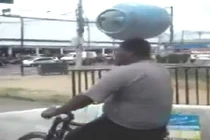 Người đàn ông đội “bom” đạp xe băng băng trên phố