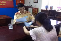 Vụ đi ngược chiều trên cầu Nhật Tân: Nữ lái xe bị thu bằng