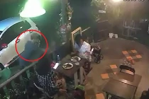 Mải chụp hình check-in khoe đồ ăn, gái xinh bị cướp túi xách