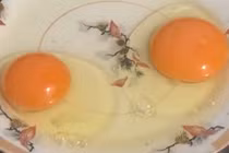 Bí ẩn nguồn gốc trứng gà ta giá rẻ bán đầy chợ 