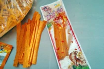 Sự thật kinh hoàng về bim bim que ngon, rẻ trước cổng trường