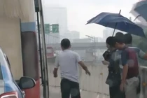 Ngang nhiên đón trả khách trên đường Vành đai 3