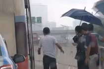 Ngang nhiên đón trả khách trên đường Vành đai 3