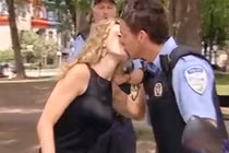 Nữ tài xế với kiểu nộp phạt độc nhất vô nhị gây choáng