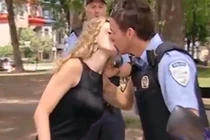 Nữ tài xế với kiểu nộp phạt độc nhất vô nhị gây choáng