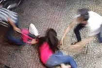 Cướp táo tợn giật túi xách, kéo lê cô gái đến bất tỉnh