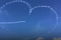 Video: Máy bay vẽ “mũi tên đâm xuyên tim” giữa trời