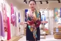 Chiếc khăn “thiên biến vạn hóa” khiến chị em mê mẩn mùa thu này