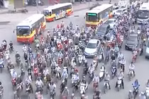 Hà Nội hạn chế xe cá nhân: Những dấu hỏi cần làm rõ?