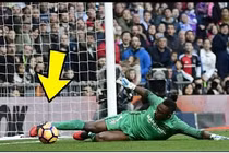 Những pha cứu thua bằng chân ngay trên “vạch vôi“