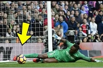 Những pha cứu thua bằng chân ngay trên “vạch vôi“