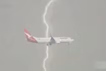 Khoảnh khắc máy bay suýt bị sét đánh trúng khi hạ cánh