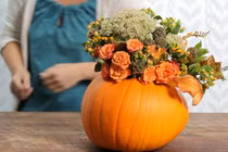 Cách cắm hoa bằng bình bí ngô đẹp ơi là đẹp