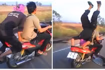 Trai trẻ nổi hứng trồng chuối trên xe đang chạy