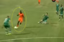 Cầu thủ lừa bóng qua 5 đối thủ, ghi bàn như Messi