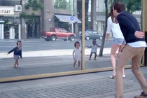 Chiếc gương thần kỳ giúp trở lại tuổi thơ